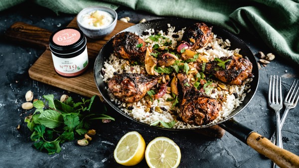 Rezept für Baharat-Hähnchenschenkel mit orientalischem Reis und ...