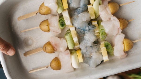 Garnelen-Spieße mit Seeteufel und Zitronen-Mayonnaise