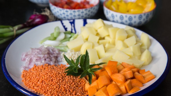 Linsen Kartoffel Suppe mit Minzjoghurt