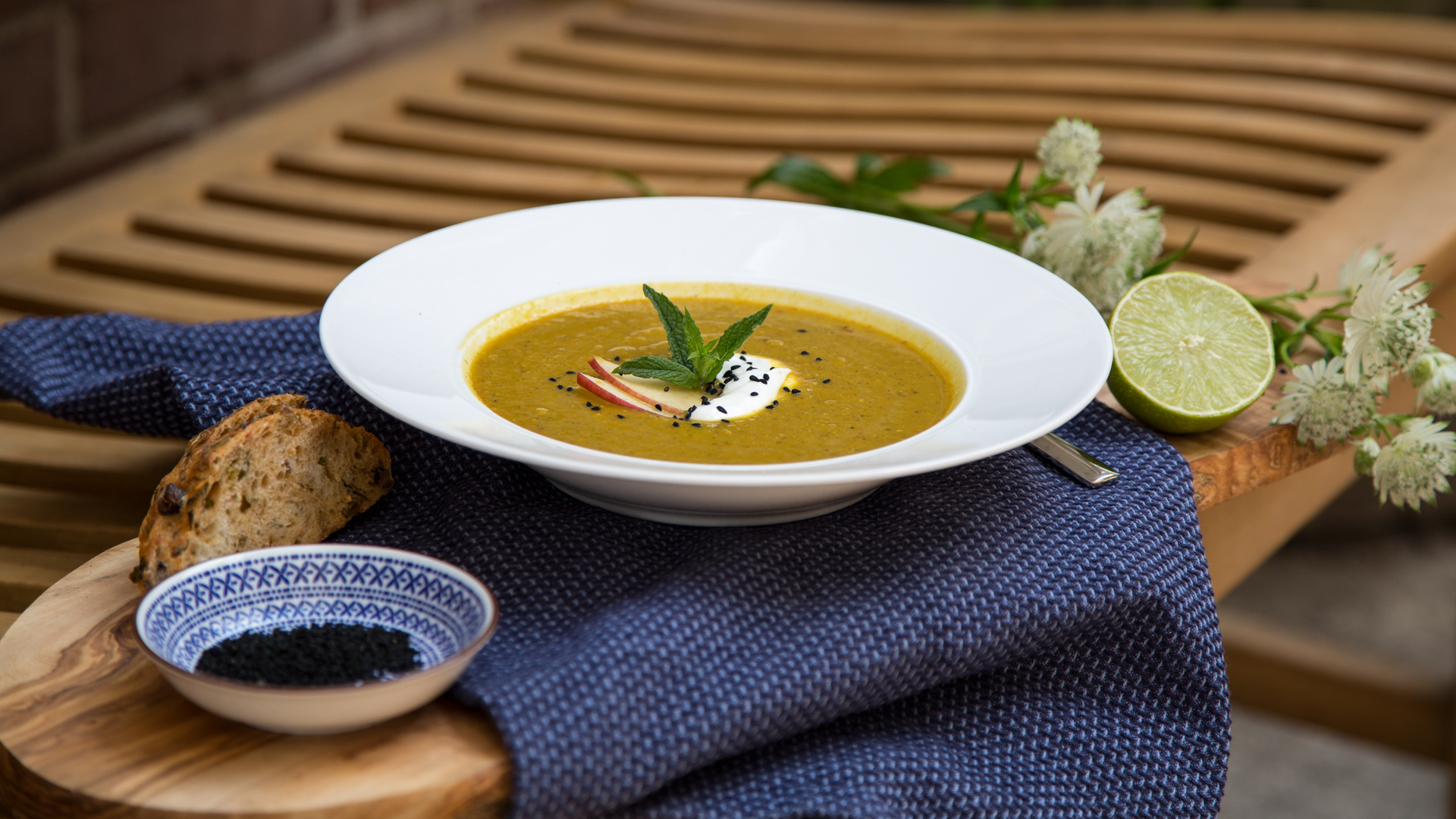 Linsen Kartoffel Suppe mit Minzjoghurt